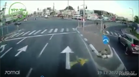 אוטובוס של חברת אפיקים חצה - חדשות בפתח תקווה