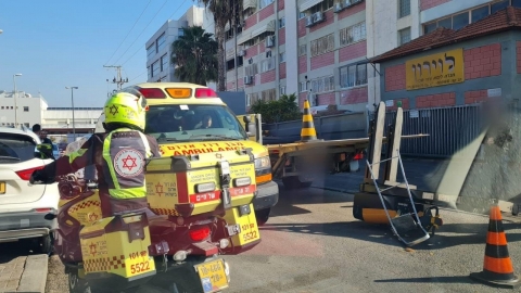 2 נפגעים ממלגזה חשמלית שנפלה - חדשות בפתח תקווה