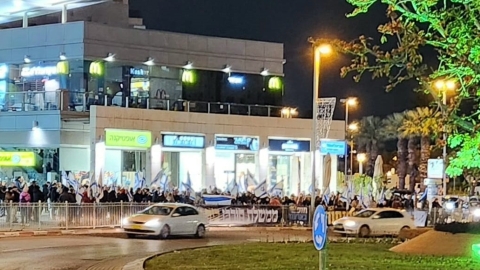 מאות מפגינים השתתפו בהפגנה בכיכר - חדשות בפתח תקווה