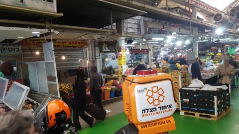 עובד התחשמל בשוק במהלך תיקון - חדשות בפתח תקווה