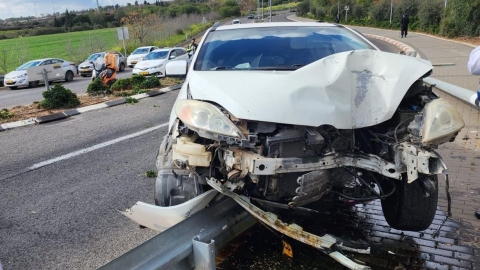 נהג התנגש עם רכבו בעמוד - חדשות בפתח תקווה