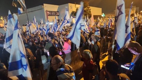 אלפי מפגינים הפגינו סמוך לכנס - חדשות בפתח תקווה