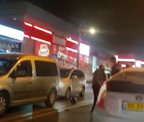 צפו: השליך את הקסדה שלו - חדשות בפתח תקווה