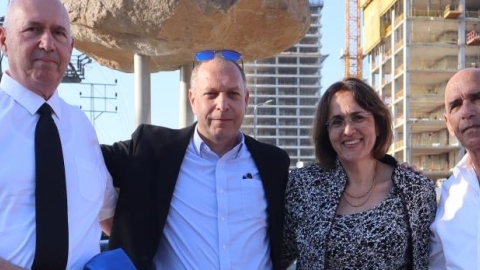כיכר בית המשפט ליד הקניון - קהילות בפתח תקווה