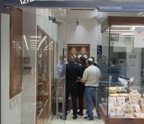 ניסה לגנוב תכשיט ונלכד בזכות - חדשות בפתח תקווה