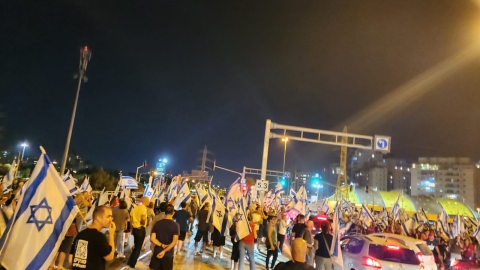 מאות מפגינים בכביש מכבית (471), - חדשות בפתח תקווה