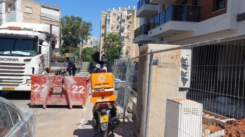 נהג משאית מעד ונפל לתוך מכולה - חדשות בפתח תקווה