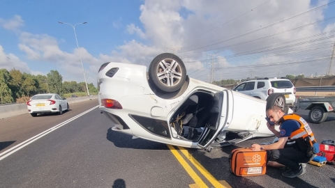 גבר ואישה נפצעו כשרכבם התהפך - חדשות בפתח תקווה