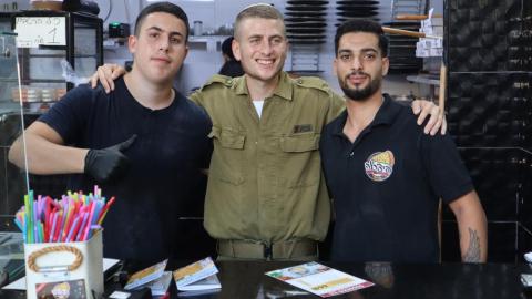 בעל הפיצה גוייס למילואים. עובדיו - אוכל בפתח תקווה