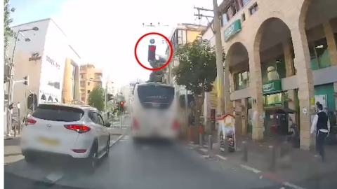 אותר נהג אוטובוס שחצה באדום - חדשות בפתח תקווה