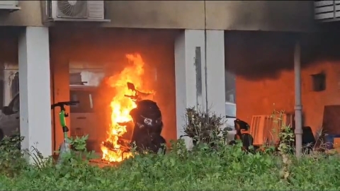 אופנוע עלה באש מתחת לבניין - חדשות בפתח תקווה