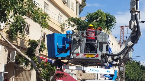 מפעיל מנוף שתיקן רמזור נלכד - חדשות בפתח תקווה