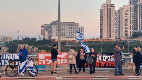 קרוב ל-100 איש מפגינים בשעה - חדשות בפתח תקווה