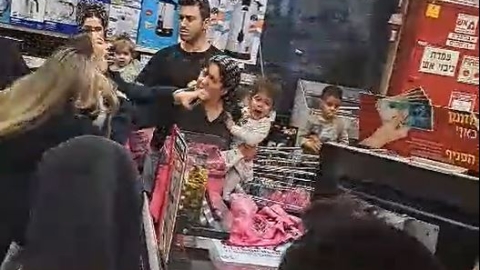 3 קופאיות חשודות בתקיפת - חדשות בפתח תקווה