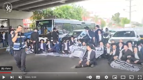 מאות מפגינים חרדים קיצוניים חסמו את - חדשות בפתח תקווה