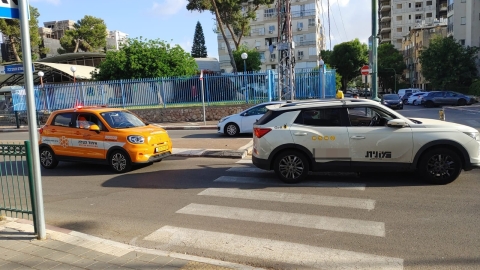 הולך רגל נפגע ממונית ברחוב - חדשות בפתח תקווה