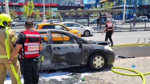 רכב עולה באש בדרך ז'בוטינסקי - חדשות בפתח תקווה