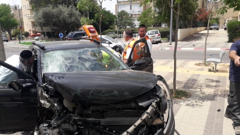 בן 75 התנגש עם רכבו - חדשות בפתח תקווה