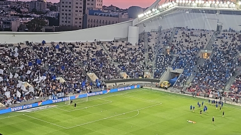 בעוד דקות יחל משחק הכדורגל - ספורט בפתח תקווה