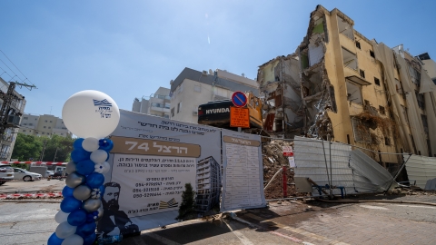 הורסים את הבניין שנהרס מפגיעת - חדשות בפתח תקווה