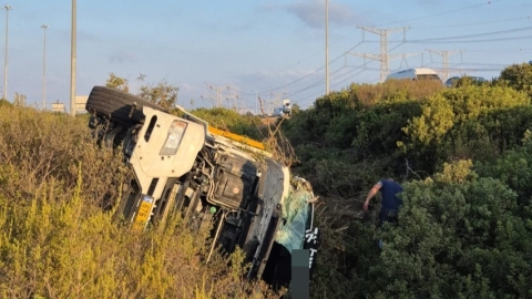 משאית התהפכה בכביש 5 - חדשות בפתח תקווה