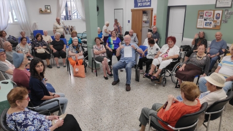 ניצולי השואה תומכים בחטופים ובמשפחותיהם - קהילות בפתח תקווה