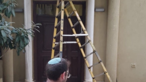 שמע אזעקה רצה לרדת מגג - חדשות בפתח תקווה