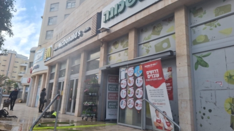 שריפה פרצה בסניף של רמי - חדשות בפתח תקווה