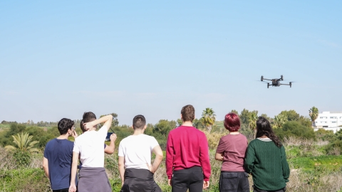 ראיתם רחפנים לגים מעליכם?. זו - חינוך בפתח תקווה