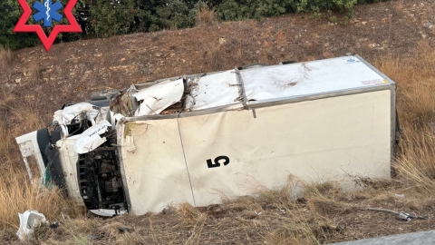 שני נפגעים בהתהפכות משאית בביש - חדשות בפתח תקווה