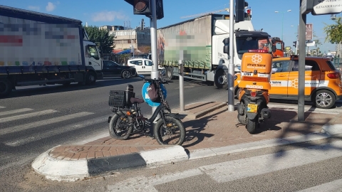 רוכב אופניים חשמליים נפגע בתאונה - חדשות בפתח תקווה