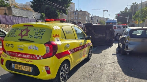 רכב פגע ברכב חונה והתהפך: - חדשות בפתח תקווה
