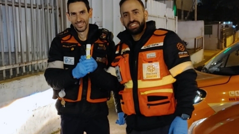 אכל גלידה עם אגוזים: חובש - חדשות בפתח תקווה