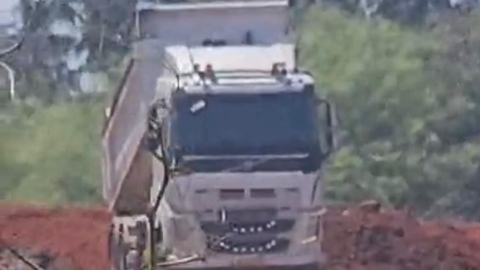 נהג משאית עוכב לחקירה, לאחר שנתפס שופך פסולת בשטח פתוח בפתח תקווה
