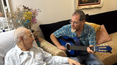 בדיקת אוזניים ומיתרי גיטרה: הביקור המרגש של מרפאת ״למענם” בפתח תקווה - צפו