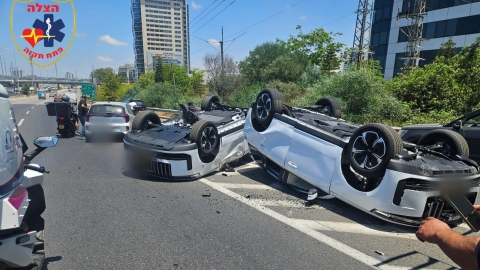 מוביל רכבים חדשים פיזר אותם ברחבי העיר תוך כדי תנועה