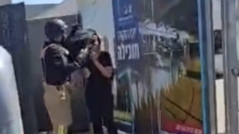 במהלך האזעקה בהדר גנים: לוחם אש הגן בגופו על אישה מבוגרת