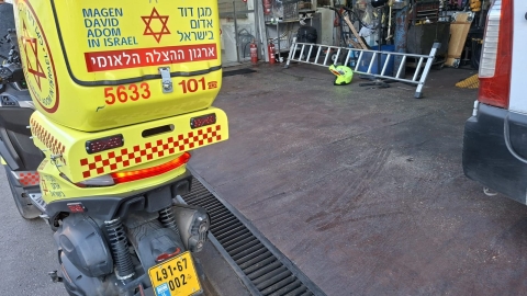 פועל נפל מגובה של כ-3 מטר במהלך עבודתו במוסך בפתח תקווה