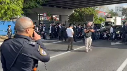 לראשונה: אנשי הפלג הירושלמי הקיצוני הפגינו בבוקר וחסמו את כביש 4 בשעות העומס
