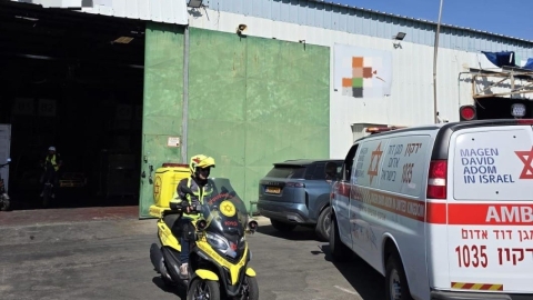 פועל נפל מגובה של כ-3 מטרים במהלך עבודתו ברח' מבצע חורב בפתח תקווה