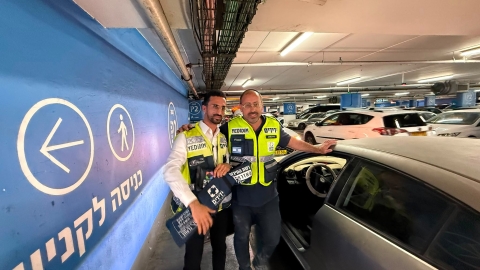 פעוט בן 3 חודשים ננעל ברכב בשגגה לעיני הוריו בשעות החום בחניון בפ