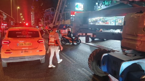 רכב פגע במנוף, וכתוצאה מכך הפועל שעבד עליו נפל מגובה ונפצע קשה