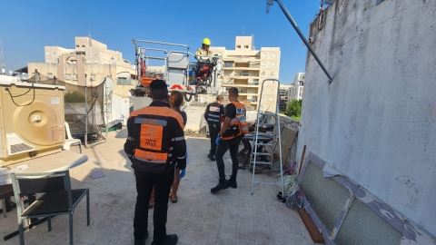בן 90 נפל מסולם בגג ביתו בגובה ש כ-2.5 מטרים