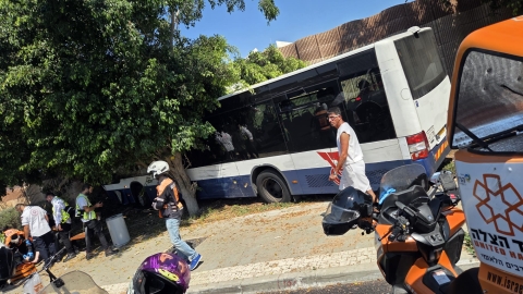 אוטובוס עלה על טיילת הולכי הרגל והתנגש בחומה בצומת הושע בפתח תקווה