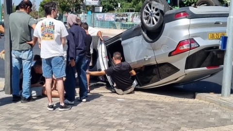 רכב התהפך סמוך לרמזור בצומת - חדשות בפתח תקווה