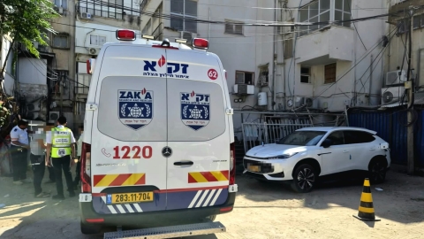 גבר אותר ללא רוח חיים על כיסא גלגלים בחניון בפתח תקווה