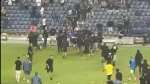 קטטה על כר הדשא: האוהדים פרצו למגרש והתעמתו ביניהם ועם המשטרה